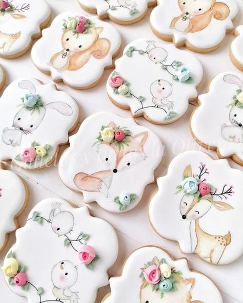 Galletas y tartas La Olivera on Instagram: "Han pasado a ser de mis favoritas!! 😉 Muchas me preguntáis si los dibujos son impresiones y no... Son pintadas a mano una a una😅 #babyshowercookies #galletasbebe #birdcookies #foxcookies #woodlandcookies #woodlandparty #forestcookies #animalcookies, #galletasanimales #fancycookies #cookiesofinstagram #sugarart #cakeart #cakedesing #instacake #birthdaycookies #cookiesoftheday #customcookies #cakebakeoffng #biscoitosdecorados #cookies #galletasglasead Girl Woodland Baby Shower, Boho Party Decorations, Cake Kids, Woodland Birthday Party, Birthday Decorations Kids, Woodland Birthday, Baby Cookies, Cool Birthday Cakes, Kids Party Decorations