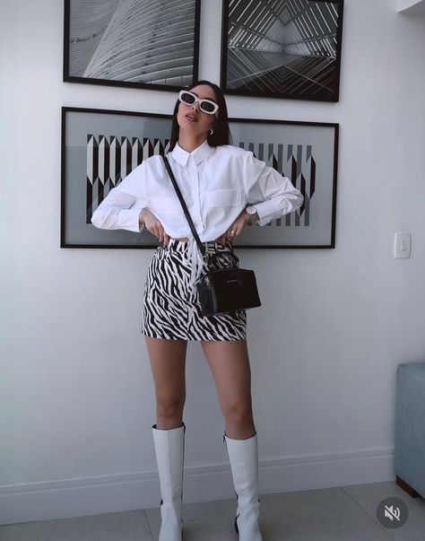 Zebra falda 
Camisa blanca 
White boots
Botas blancas Zebra Outfit For Women, Zebra Mini Skirt Outfit, Zebra Print Skirt Outfit, Zebra Skirt Outfit Ideas, Zebra Skirt Outfit, Zebra Outfit, Zebra Skirt, Printed Skirt Outfit, Zebra Print Skirt