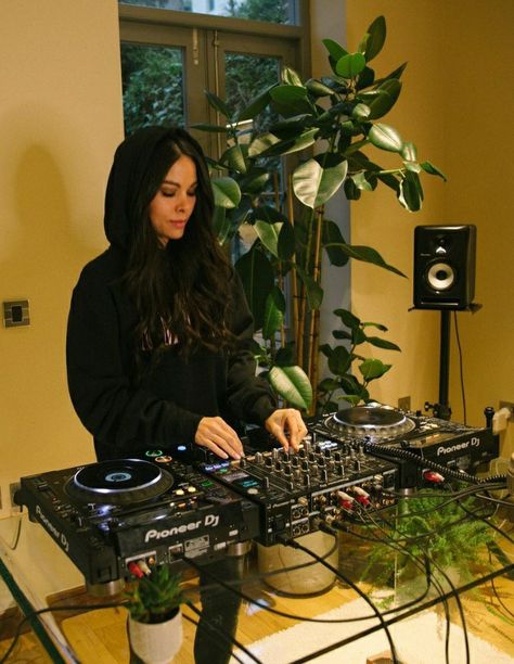 Female Dj Aesthetic, Dj Outfit Female, Dj Fits, Dj Wallpaper, Musician Life, Dj Girl, Dj Studio, Music Engineers, Female Dj