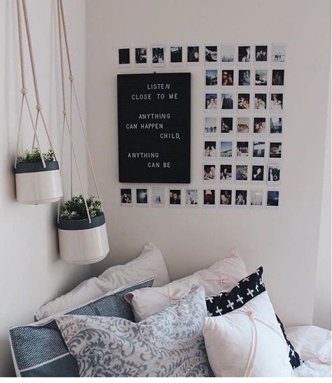 10 DIY Dorm Room Decor Ideas To brighten Up Your Space! Easy DIY dorm room hacks perfect for college students. Efficient Dorm Room Organization Ideas you can try! Obsessed with these dorm room storage ideas! I want to add these all in my dorm room. #dorm #dormroom Elegant Dorm Room, Desk Minimalist, Minimalist Dorm, Minimalism Aesthetic, Tumblr Room, Hostel Room, Dorm Room Wall Decor, Dorm Room Hacks, Dorm Diy