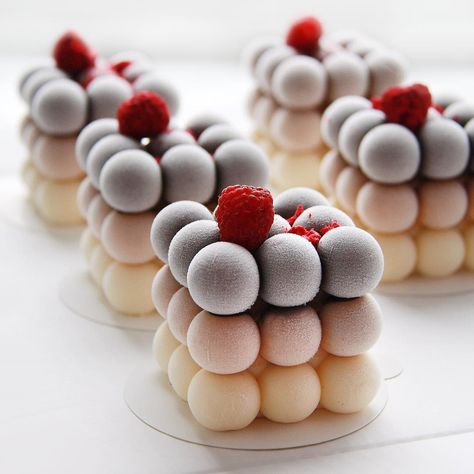 Ukrainian Artist Dinara Kasko Continues To Push The Boundaries Of Pastry Design Dinara Kasko, Patisserie Fine, Dessert Mini, Pastry Design, Small Cakes, Torte Cupcake, Pastry Art, Fancy Desserts, Köstliche Desserts