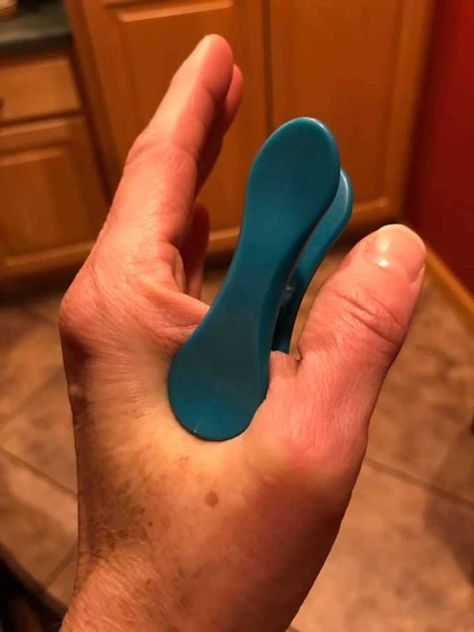 ‘This chip clip saved my life tonight. I had a migraine start almost 12 hours ago and it was at an unbearable limit.’ – Love What Matters Migraine Help, Home Remedy For Headache, Headache Relief Instant, Point Acupuncture, Natural Headache Remedies, Migraine Relief, Food Clips, Home Health Remedies, Headache Relief