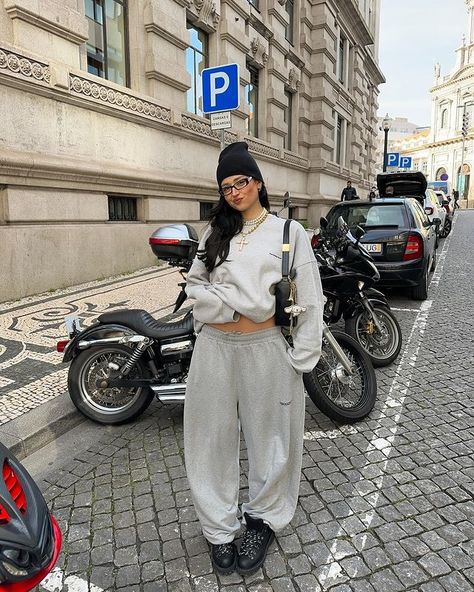 go on my tik tok:0verl00ked #outfit #streetwearoutfitsmen #baggyy2k #outfitinspo #streetwear #fashion #baggy Jogger Outfit, Moda Streetwear, Streetwear Mode, Joggers Outfit, Streetwear Fashion Women, Cute Everyday Outfits, Sporty Outfits, Mode Inspo, Curvy Outfits