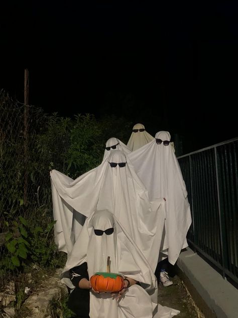 Sheet Photoshoot, Ghost Sheet, Ghost Trend, Ghost Friends, Ghost Photoshoot, Group Picture Poses, Ghost Funny, Friendship Photography, Sheet Ghost