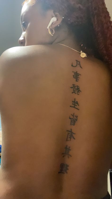 Back Tattoo Women Chinese, Angel Number Spine Tattoo, Japanese Script Tattoo, Spine Tattoo Japanese, Japanese Spine Tattoo Women, Back Tattoo Chinese, Back Tattoo Women Japanese, Chinese Spine Tattoo, Chinese Back Tattoo