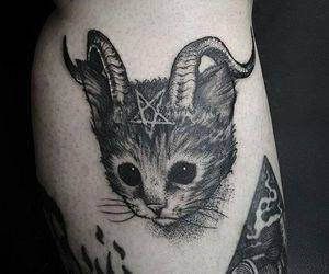 Photo Cat With Horns, Tattoos Masculinas, Gotik Tattoo, Satanic Tattoos, Kitten Tattoo, Kitty Tattoos, Tier Tattoo, Kunst Tattoos, Cat Tattoo Designs