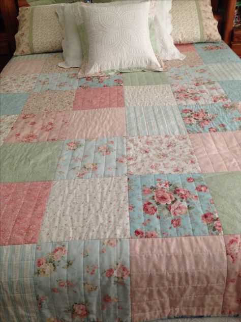 Pink Quilt Aesthetic, Shabby Chic Quilts Cottage Style, Floral Patchwork Quilt, Vintage Floral Quilt, Kawaii Quilt, Aesthetic Quilts, Asthetic Quilt, Pink And Blue Quilt, Girly Quilts