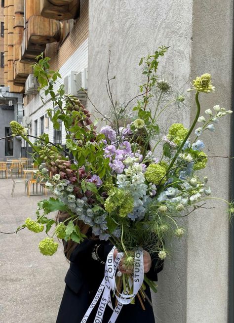 Green Flower Bouquet, Modern Bridal Bouquets, Ikebana Arrangements, Boquette Flowers, Flower Therapy, Garden Styles, Ikebana, Flower Pictures, Green Thumb