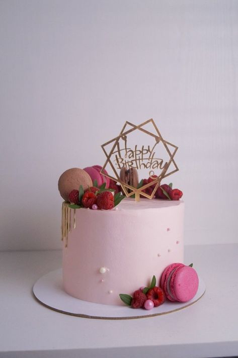 Strawberry Cakes Design, Cake For Women Elegant, Birthday Cake For Women Elegant, Birthday Cake For Women Simple, Macaroon Cake, Chocolate Strawberry Cake, Fruity Cake, Elegant Birthday Cakes, Simple Cake Designs