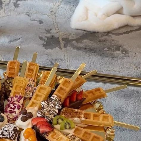 Reina G. Slim on Instagram: "Waffles on a stick 🤤 The boys excitement for the waffle sticks say it all! 🥹😍 What you will need👇🏻 How pretty did this waffle sticks board turn out? It was so fun to make! Do I need to mention how delicious it is? 🤤 When hosting I would usually have a board with just the waffles on a stick and toppings on the side. I have my fam and friends build their own waffle stick! Sooo fun🤩 Did you spot that S’mores waffle stick? Or the Bounty inspired one? 😋 ▫️Waffle m Waffles On A Stick, Waffle Stick, Waffle Sticks, How To Make Waffles, Waffle Bar, Waffle Mix, Make Do, Snacks Für Party, Cafe Menu