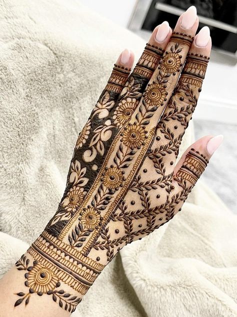 Back Side Mehndi Design, Side Mehndi Design, Back Side Mehndi, Best Mehndi Design, Henna Styles, Back Hand Mehndi Design, Rajasthani Mehndi Designs, Mehndi Designs Simple, Back Hand Mehndi