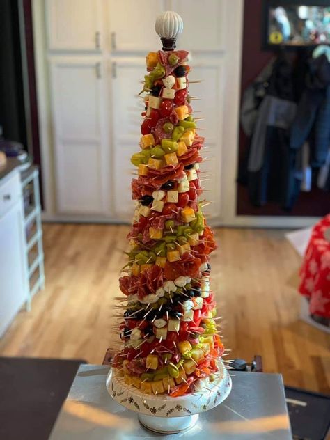 Appetizer Tree, Christmas Cheese Tree, Christmas Tree Charcuterie Board, Christmas Eve Appetizers, Tree Charcuterie Board, Christmas Tree Charcuterie, Tree Charcuterie, Cheese Tree, Christmas Tree Food