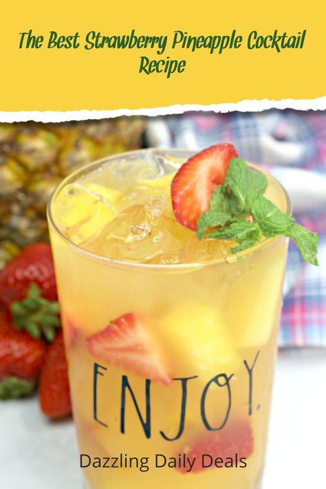 Pineapple Cocktail Recipes, Holiday Party Drinks, Fruity Alcohol Drinks, Cozy Food, Simple Syrup Cocktails, Berry Cocktail, Pineapple Vodka, Pitcher Cocktails, Strawberry Cocktails