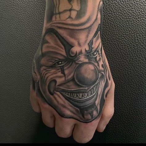 Clown Hand Tattoo, Fist Tattoo, Unique Hand Tattoos, Leg Sleeve Tattoos, Hand Tattoo Designs, Leg Tattoo Ideas, Cupid Tattoo, Chicano Tattoos Sleeve, Clown Tattoo