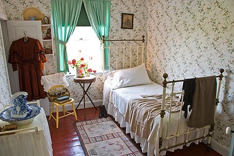 A room at the Lucy Maud Montgomery homestead Literary Bedroom, 60s Bedroom, Gable House, Anne Shirley, Country Living Room, Anne Of Green, Prince Edward Island, Anne Of Green Gables, Sleeved Dress