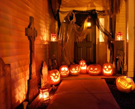 https://flic.kr/p/2bjSpHo | Haunted Eve Halloween Yard Haunt 2011 | The Grim Reaper Halloween Porch Decorations Diy, Halloween Porch Lights, Front Yard Halloween Decorations, Adult Halloween Party Decorations, Diy Halloween Dekoration, Veranda Design, Moldes Halloween, Halloween Yard Signs, Halloween Porch Sign