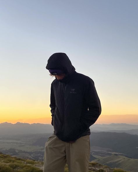 arcteryx nor tj face patagonia hiking gorp Trekking Photography Poses Men, Trekking Outfit Men, Camping Instagram Pictures, Mountain Picture Ideas, Hiking Instagram Pictures, Camping Outfits Men, Hiking Poses Photo Ideas, Hiking Picture Ideas, Cozy Pictures