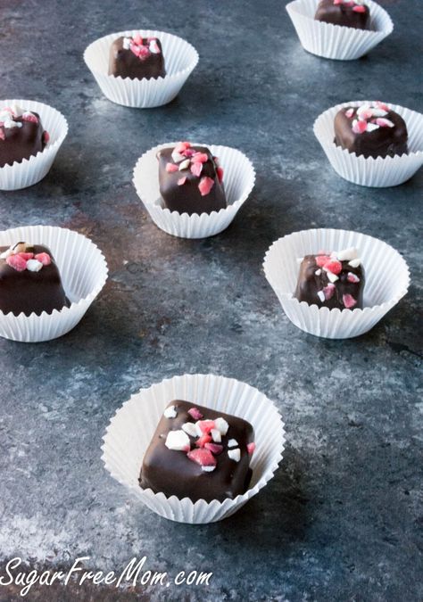 No Bake Sugar-Free Peppermint Patty Bites Sugar Free Christmas Candy, Traditional Christmas Baking Recipes, Sugar Free Candy Recipes, Sugar Free Christmas Treats, Thm Candy, Lchf Dessert, Low Carb Candy, Homemade Fudge Recipes, Candida Recipes