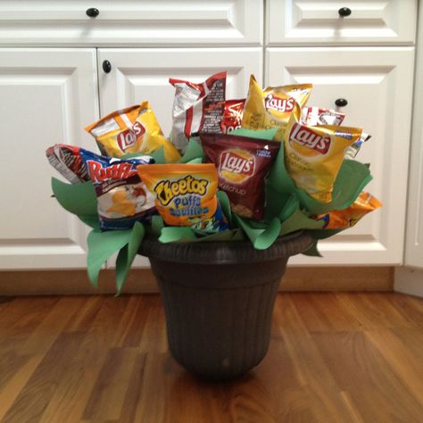 Chips bouquet for a real chip lover!! Chips Bouquet, Chip Bouquet, Cheetos Puffs, Handmade Teacher Gifts, Flower Boquet, Chip Bowl, Bouquet Images, Edible Arrangements, Decorated Flower Pots