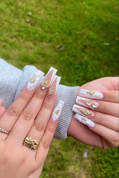 White French Tip Nails With Design Bling, White Rhinestone Acrylic Nails, White Bling Nails, Bling Nails Rhinestones, French Tip Nails With Design, White French Tip Nails, Nails Rhinestones, Quince Nails, Nails With Design