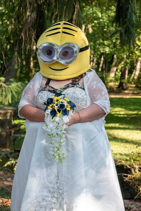 Minion Wedding Cake, Minion Mask, Minion Wedding, Minion Dress, Minions Love, Yellow Bridesmaid Dresses, Wedding Vows Renewal, Yellow Bridesmaids, Dress Cake