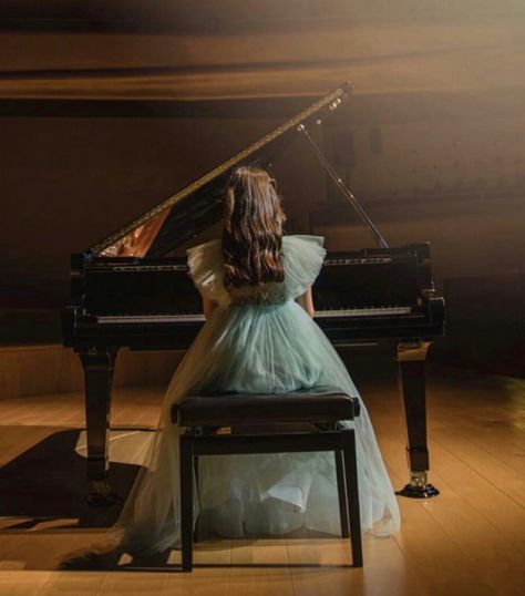 Pianist Aesthetic Girl, Girl Playing Piano Aesthetic, Symphony Aesthetic, Anime Piano, Piano Photoshoot, Piano Photography, Piano Girl, Levitation Photography, Piano Recital