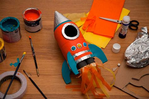 La manualidad reciclada de hoy es para pequeños astronautas. Os enseñamos el paso a paso para fabricar un cohete con una botella reciclada. Rocket Ship Craft, Junk Modelling, Rocket Craft, Space Crafts For Kids, Diy Rocket, Rockets For Kids, Space Birthday Party, Space Party, Space Birthday