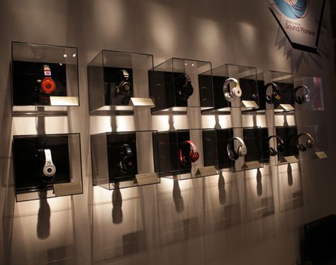 display Headphone Stand Ideas, Headphone Display, Diy Headphone Stand, Custom Beats, Retail Display Shelves, Diy Headphones, Electrical Stores, Trophy Display, Pos Design