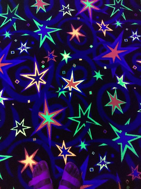 2000s Star Wallpaper, Glowwave Wallpaper, Neon Stars Aesthetic, Neon Star Wallpaper, Neon Arcade Aesthetic, Neon Stars Wallpaper, Arcade Background, Arcade Wallpaper, Kidcore Background