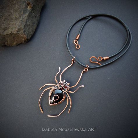 3d Project Ideas, Wire Spider, Wire Animals, Spider Pendant, Wire Wrapped Stone Jewelry, Wire Wrap Jewelry Designs, Beaded Spiders, Bohemian Style Jewelry, Wire Pendants