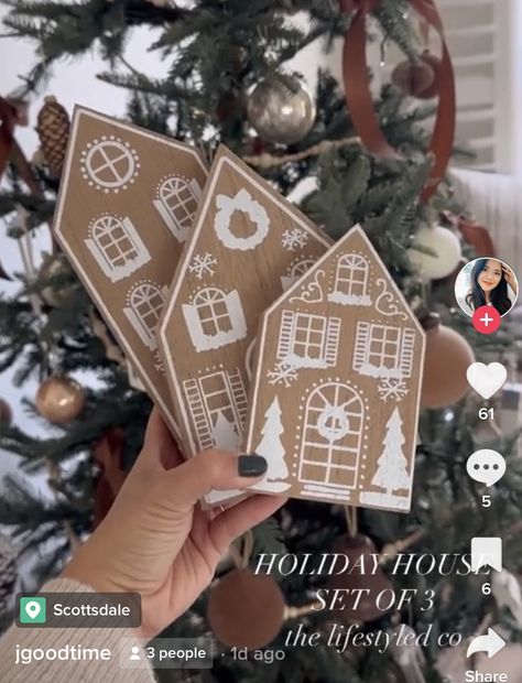 Cardboard Gingerbread House Ideas, Cardboard Gingerbread House Template, Cardboard Gingerbread Village, Gingerbread Cardboard, Cardboard Christmas Village, Paper Christmas Crafts, Cardboard Gingerbread House, Gingerbread House Ideas, Harry Potter Christmas Tree