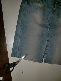 Ich habs doch noch geschafft, here we go:     1. Zuerst eine alte Hose nehmen und ungefähr auf die gewünschte Rocklänge kürzen (dann muss ma... Altering Jeans, Diy Jeans, Beginner Sewing Projects Easy, Upcycle Jeans, Jeans Diy, Sewing Projects For Beginners, Spring Dress, Sewing Tutorials, Diy Fashion