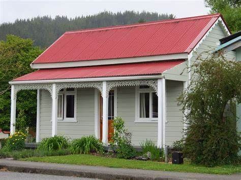 1910MINERS HOUSE - Yahoo Image Miners Cottage, Weatherboard Cottage, Exterior House Colours, Country Home Exterior, Workers Cottage, Red Roof House, Weatherboard House, Australian Country, House Colour