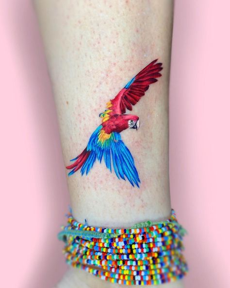 Macaw Feather Tattoo, Parrot Flying Tattoo, Macaw Parrot Tattoo, Macaw Tattoo Small, Parrot Feather Tattoo, Parrotfish Tattoo, Scarlet Macaw Tattoo, Venezuela Tattoo Ideas, Tattoo Reborn