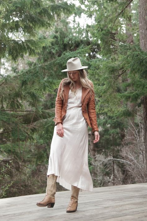 Western Cocktail, Rohnert Park California, Buckskin Jacket, Western Business Casual, Punchy Western Outfits, Western Fits, Classy Cowgirl, Leather Designs, Boho Belts