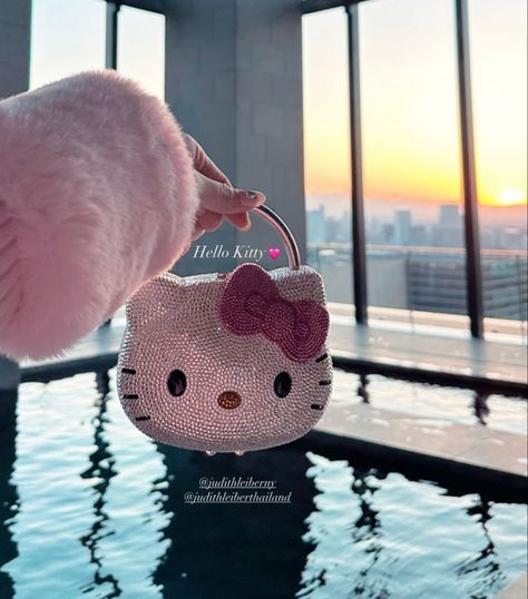 Hello Kitty Rhinestone, Sac Tote Bag, Luxury Lifestyle Women, Luxury Bags Collection, Hello Kitty Bag, Hello Kitty Accessories, Studded Bag, Pink Girly Things, Hello Kitty Items