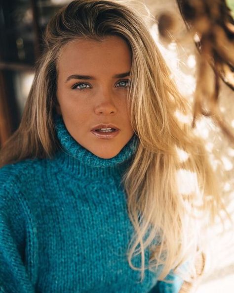 Teal And Orange, Turtleneck Outfit, Female Character Inspiration, Ladies Turtleneck Sweaters, Winter Beauty, Thick Sweaters, Fur Fashion, Softest Sweater, Ocean Blue