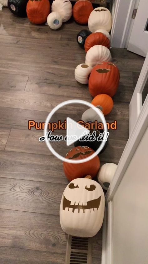 Fall Porch Decor Garland, Halloween Pumpkin Garland Diy, Halloween Pumpkins Front Porch, Pumpkin Bucket Archway, Jack O Lantern Garland Diy, Pumpkin Door Archway, Halloween Doorway Decor, Fall Halloween Garland, Halloween Diy Decorations Videos