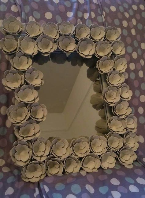 Mirror with cardboard egg carton roses by facebook/ munchpunk creations Diy Photo Frame Cardboard, Diy Photo Frames, Egg Carton Crafts, Egg Carton, Diy Photo, Rangoli Designs, Photo Frame, Life Hacks, Projects To Try