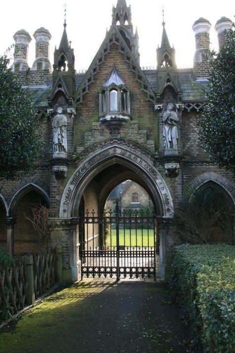 Highgate Cemetery London, Highgate Cemetery, Gothic Buildings, Douglas Adams, Old Cemeteries, Cemetery Art, Karl Marx, England And Scotland, Abandoned Houses