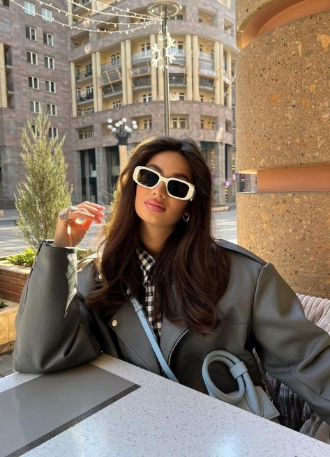 White Sunglasses Outfit, Outfit For Paris, Sunglasses Outfit, Anastasia Steele, White Sunglasses, Girl With Sunglasses, Instagram Pose, Rich Girl, Sweet Girls