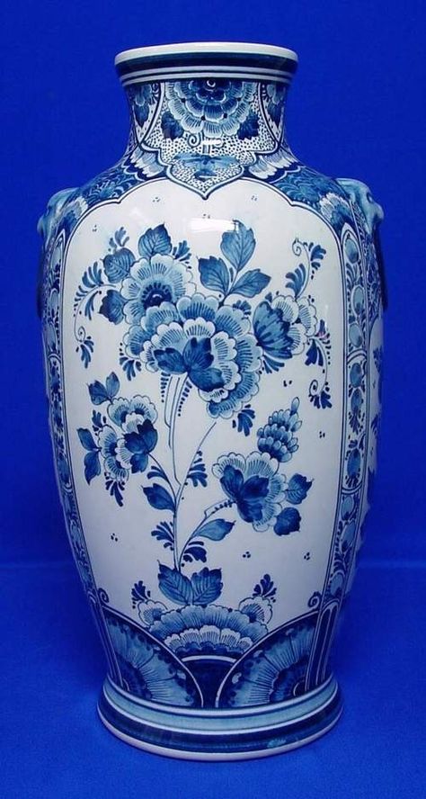 . Blue Pottery Designs, Delft Vase, Blue Willow China, Blue White Decor, Blue Inspiration, Blue And White Vase, Blue Porcelain, White Vase, White Pottery