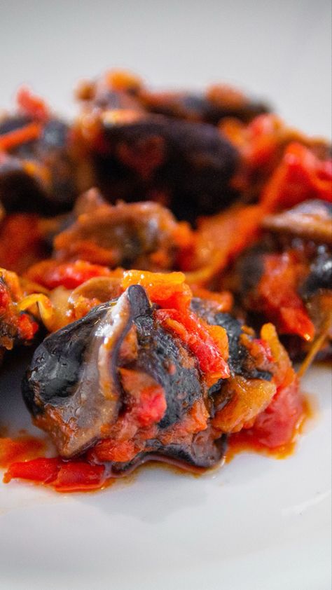 Sautéed snails in spicy tomato sauce. Quick Nigerian Meals, Nigerian Noodles, Nigerian Pepper Sauce, Nigerian Spaghetti, Nigerian Noodles And Egg, Tomato Dipping Sauce, Grilled Red Snapper, Grilled Tilapia, Bean Cakes