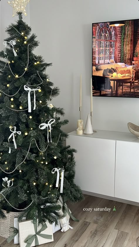 How Christmas Tree, White Trees Christmas Decorating Ideas, Inside Christmas Lights Ideas, Modern Christmas Tree Inspo Decorating Ideas, Christmas Pot Decor, Decorating Tree Aesthetic, Decorating Christmas Tree Aesthetic, Aesthetic Christmas Decor Living Room, Christmas Building Decorations