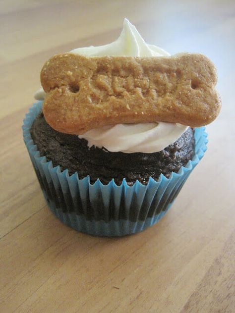 S'more Scooby Snack Cupcakes Scooby Doo Cupcakes, Scooby Doo Party, S Mores Cupcakes, Scooby Doo Birthday Party, Family Halloween Party, Smores Cupcakes, Cut Out Cookie Recipe, Scooby Snacks, Delicious Snacks