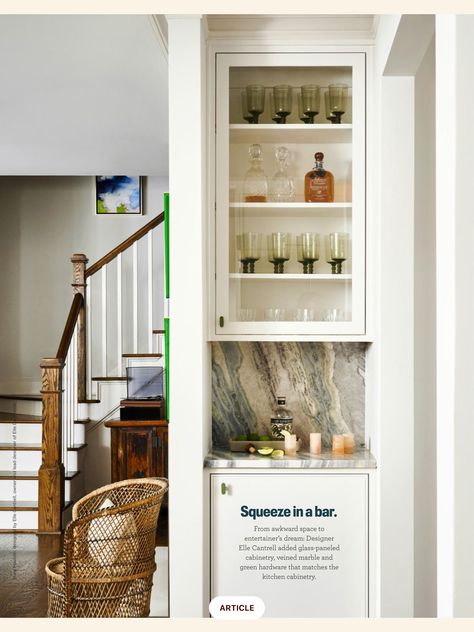 Mini Bar Ideas Small Spaces, Mini Fridge Bar, Modern Breakfast Nook, Bar Nook, Home Bar Ideas, Kitchen Built In, Veined Marble, Wood Bar Cart, Home Wet Bar