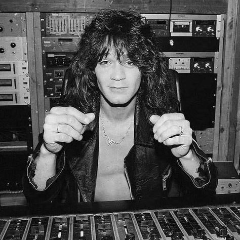 Eddie Van Halen 80s, Van Halen 80s, Van Hagar, Warren Demartini, Music Passion, Alex Van Halen, The Runaways, Photo Black And White, Famous Guitars