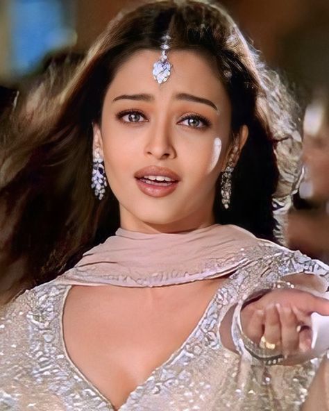 Aishwarya Rai In 90s, Aishwarya Rai Lehenga, Aishwarya Rai Saree, Aishwarya Rai 90s, Aishwarya Rai Hairstyle, Bollywood 90s, Desired Appearance, Aishwarya Rai Images, Silver Sparkly Dress