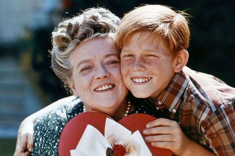 Aunt Bee (Frances Bavier) and Opie (Ron Howard) from the Andy Griffith Show. Aunt Bea, Frances Bavier, Barney Fife, Don Knotts, Andy Griffith Show, Ron Howard, The Andy Griffith Show, Andy Griffith, Tv Icon