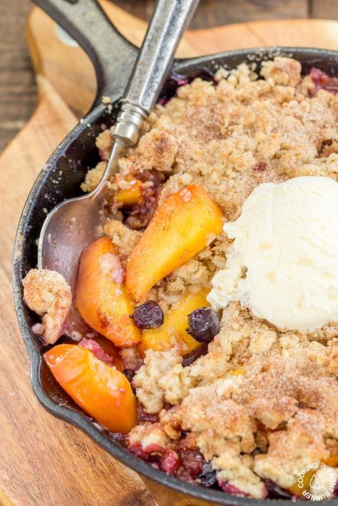 Skillet Cobbler, Peach Blueberry Cobbler, Crunchy Oatmeal, Crescent Roll Breakfast Recipes, Blueberry Crisp, Peach Crumble, Peach Blueberry, Peach Cobbler Easy, Iron Skillet Recipes